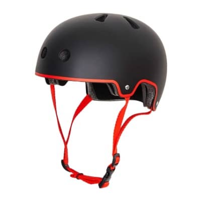 casco patinete negro con correas rojas